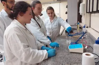 Estudantes de Engenharia Química criam produtos de limpeza e higiene pessoal durante aula experimental