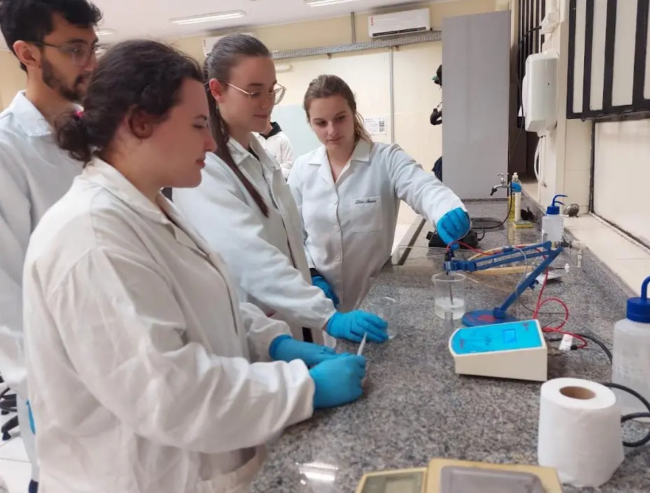 Estudantes de Engenharia Química criam produtos de limpeza e higiene pessoal durante aula experimental