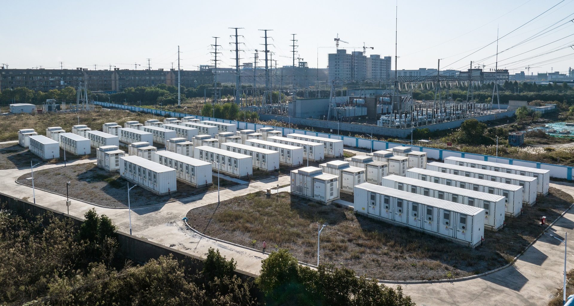 Estação chinesa pioneira gera 98% de energia limpa usando mistura de lítio e sódio