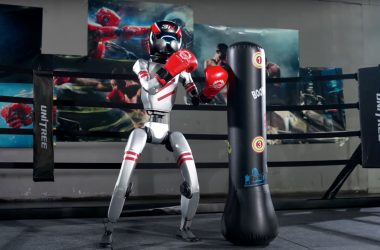 China faz história com primeira luta de boxe entre robôs humanoides controlados por inteligência artificial