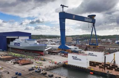 Reino Unido lança super navio de guerra de 5.700 toneladas com mais de 30 sistemas de armas