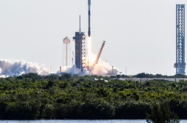 Foguete Falcon 9 da SpaceX decola do Centro Espacial Kennedy, na Flórida, na madrugada desta quarta