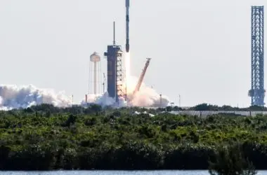 Foguete Falcon 9 da SpaceX decola do Centro Espacial Kennedy, na Flórida, na madrugada desta quarta