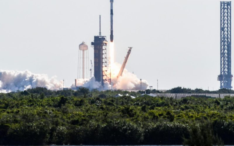 Foguete Falcon 9 da SpaceX decola do Centro Espacial Kennedy, na Flórida, na madrugada desta quarta