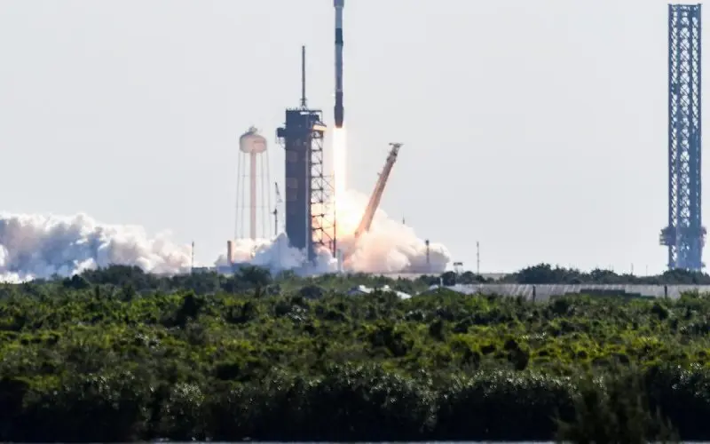 Foguete Falcon 9 da SpaceX decola do Centro Espacial Kennedy, na Flórida, na madrugada desta quarta