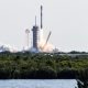 Foguete Falcon 9 da SpaceX decola do Centro Espacial Kennedy, na Flórida, na madrugada desta quarta