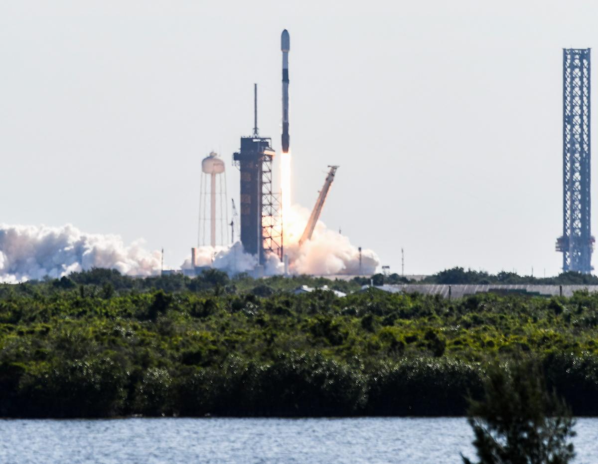 Foguete Falcon 9 da SpaceX decola do Centro Espacial Kennedy, na Flórida, na madrugada desta quarta