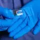 Novo chip revolucionário imita vasos sanguíneos e pode acabar com testes de remédios em animais