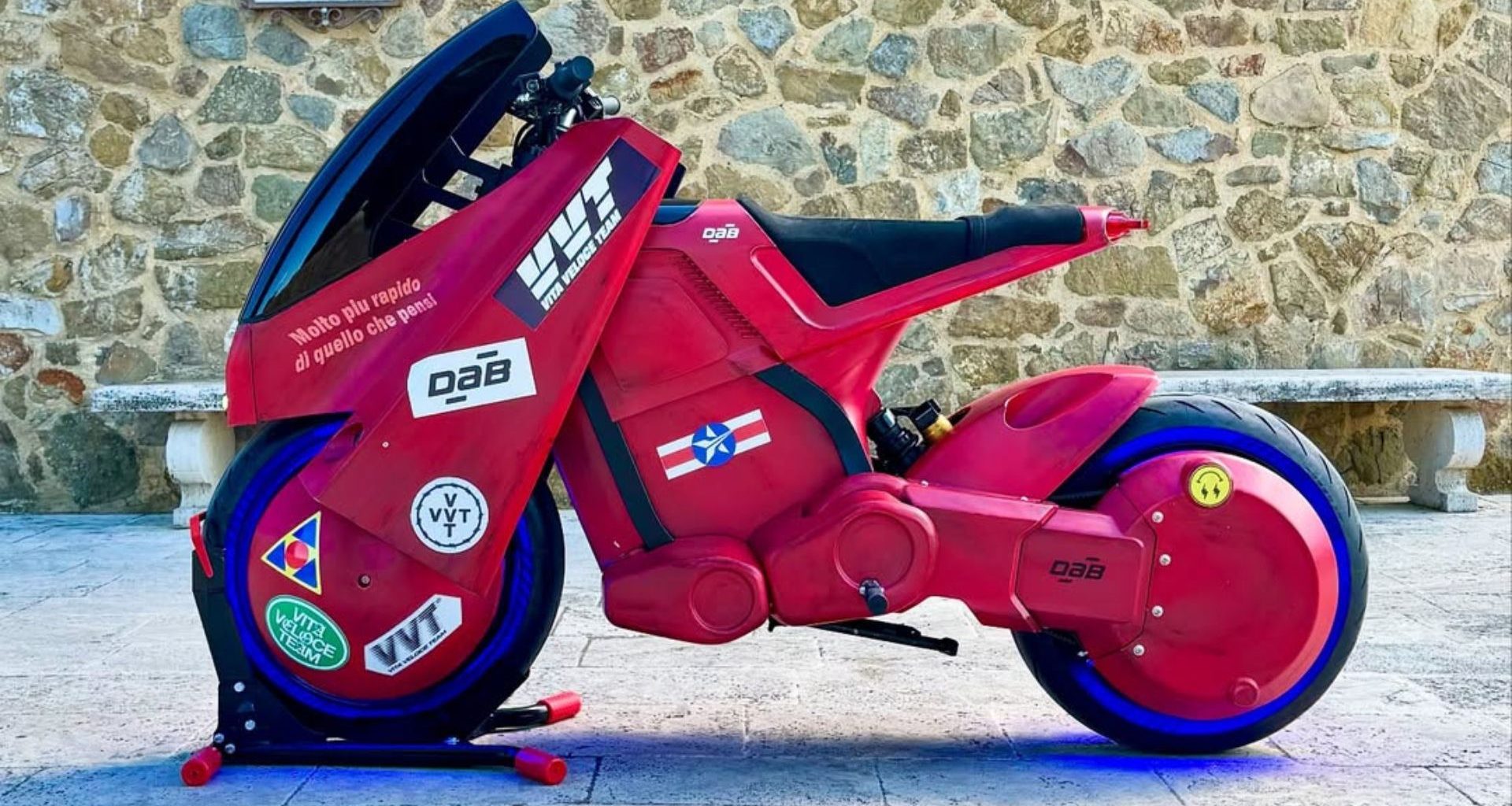 Moto elétrica do futuro com corpo impresso em 3D e rodas que brilham no escuro é revelada