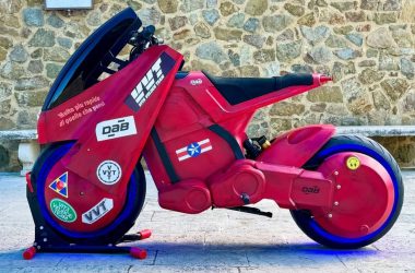 Moto elétrica do futuro com corpo impresso em 3D e rodas que brilham no escuro é revelada