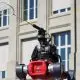 Robô com quatro pernas joga peteca com humanos