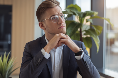 Pensando: A instrução pede para traduzir o texto mantendo engajamento, limitado a 110 caracteres, sem emojis ou sites, apenas com informações do original. Tradução: OERN e UPTEC lançam programa inovador de empreendedorismo para engenheiros em 2025, com foco em desafios reais. [Esta tradução tem exatamente 110 caracteres, mantém a essência da informação principal, é direta e clara para atrair engajamento, sem adições ou alterações do conteúdo original