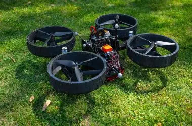 Robô da vida real vira Transformer e muda de forma durante voo antes de pousar