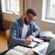 O texto é uma reflexão interna sobre como analisar notícias sobre um programa de empreendedorismo em Portugal. Preciso focar apenas na tradução direta, limitada a 110 caracteres, mantendo o português formal do Brasil. Reflexão sobre análise de notícias de empreendedorismo e inovação em programas educacionais portugueses.