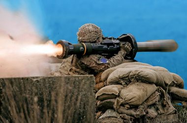 NLAW em Combate: O Destruidor de Tanques Preferido na Guerra Urbana
