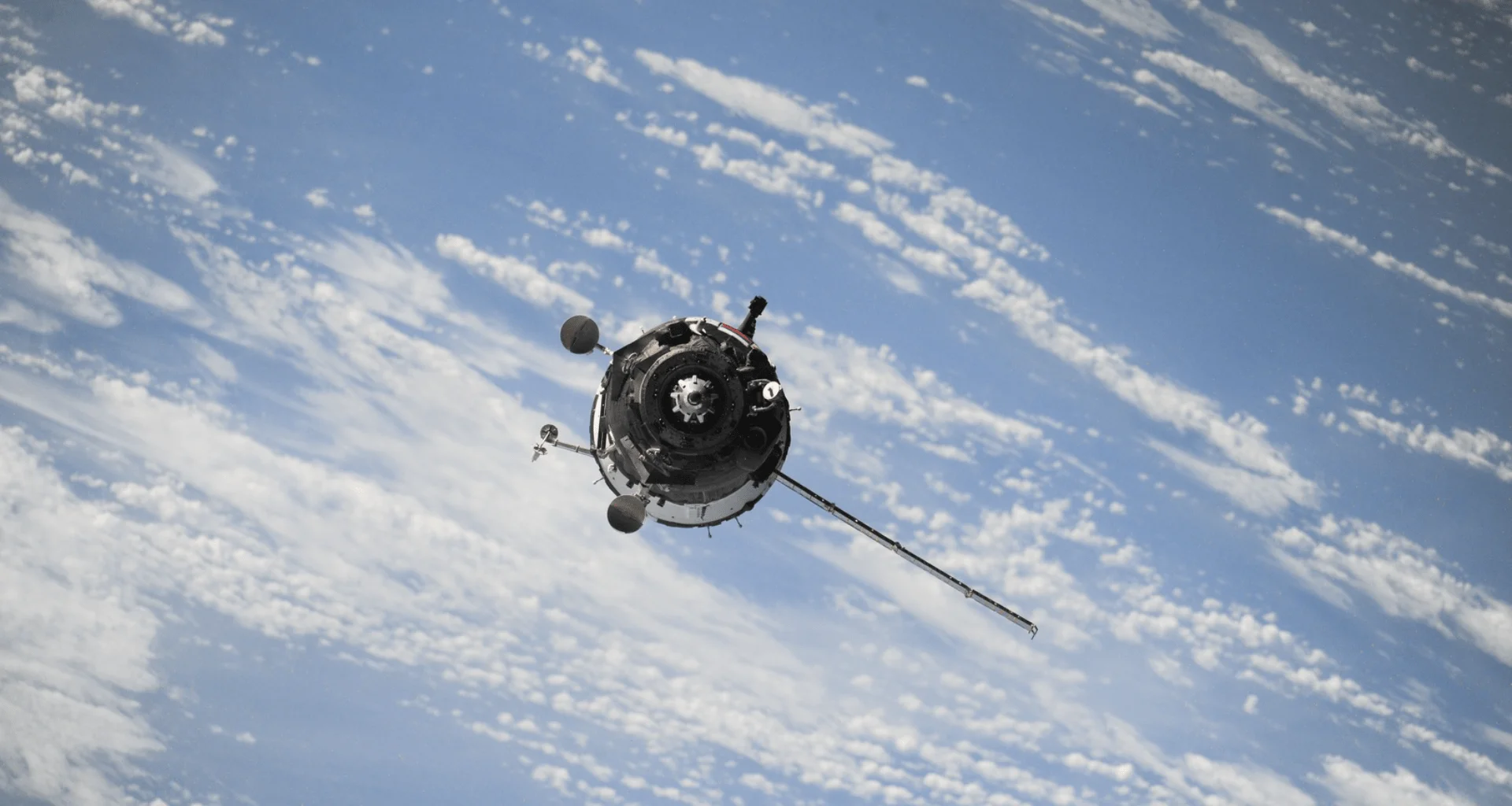 Satélite russo com suspeita de arma faz manobras próximo a equipamento espacial dos EUA