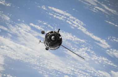 Satélite russo com suspeita de arma faz manobras próximo a equipamento espacial dos EUA