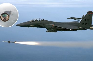 Bomba lançada por caça americano é controlada por outro avião durante o voo