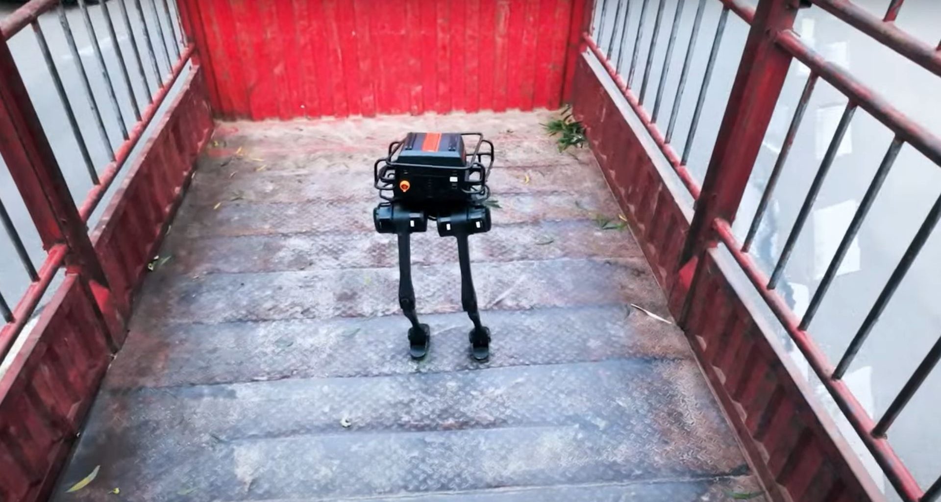 Robô chinês TRON 1 mostra equilíbrio de craque: teste em caminhão em movimento impressiona