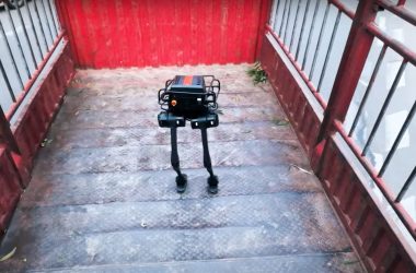 Robô chinês TRON 1 mostra equilíbrio de craque: teste em caminhão em movimento impressiona