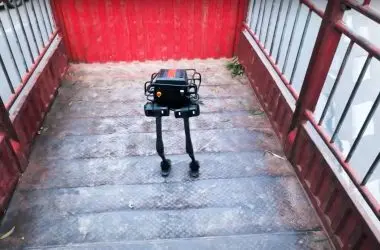 Robô chinês TRON 1 mostra equilíbrio de craque: teste em caminhão em movimento impressiona