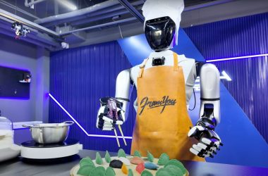 Robô humanóide é o primeiro do mundo a aprender a usar pauzinhos chineses e cozinhar bolinhos