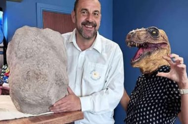 Pegada gigante de dinossauro com 170 milhões de anos é descoberta no litoral do Reino Unido