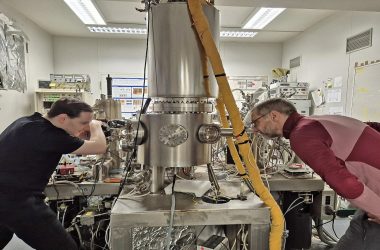 Cientistas controlam átomos únicos em superfícies magnéticas pela primeira vez