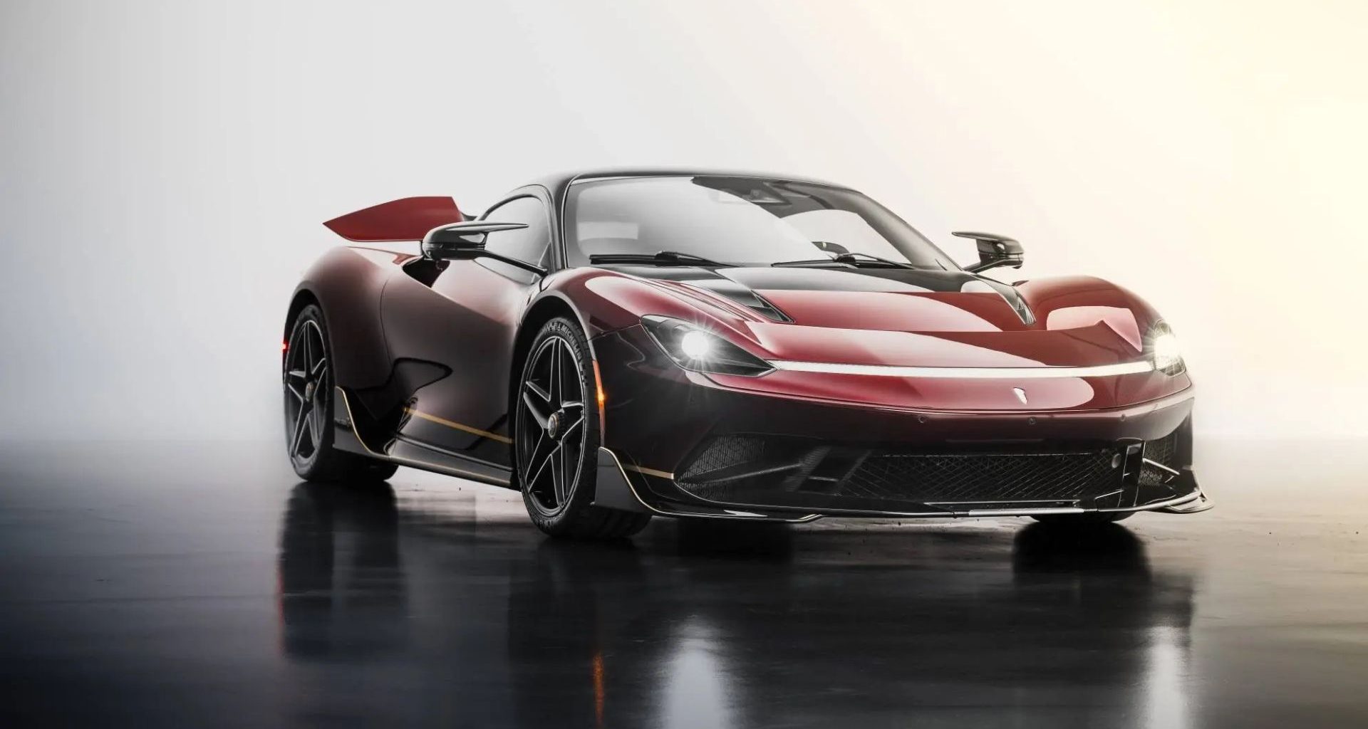 Supercarro elétrico italiano celebra 95 anos de design automotivo com elegância e inovação