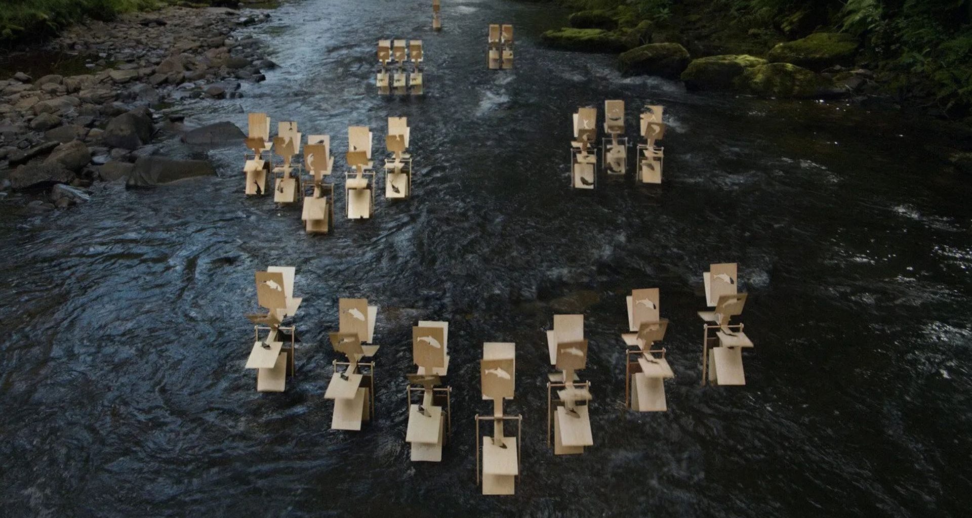 Esculturas giratórias transformam Rio Neath em obra de arte viva e cantante