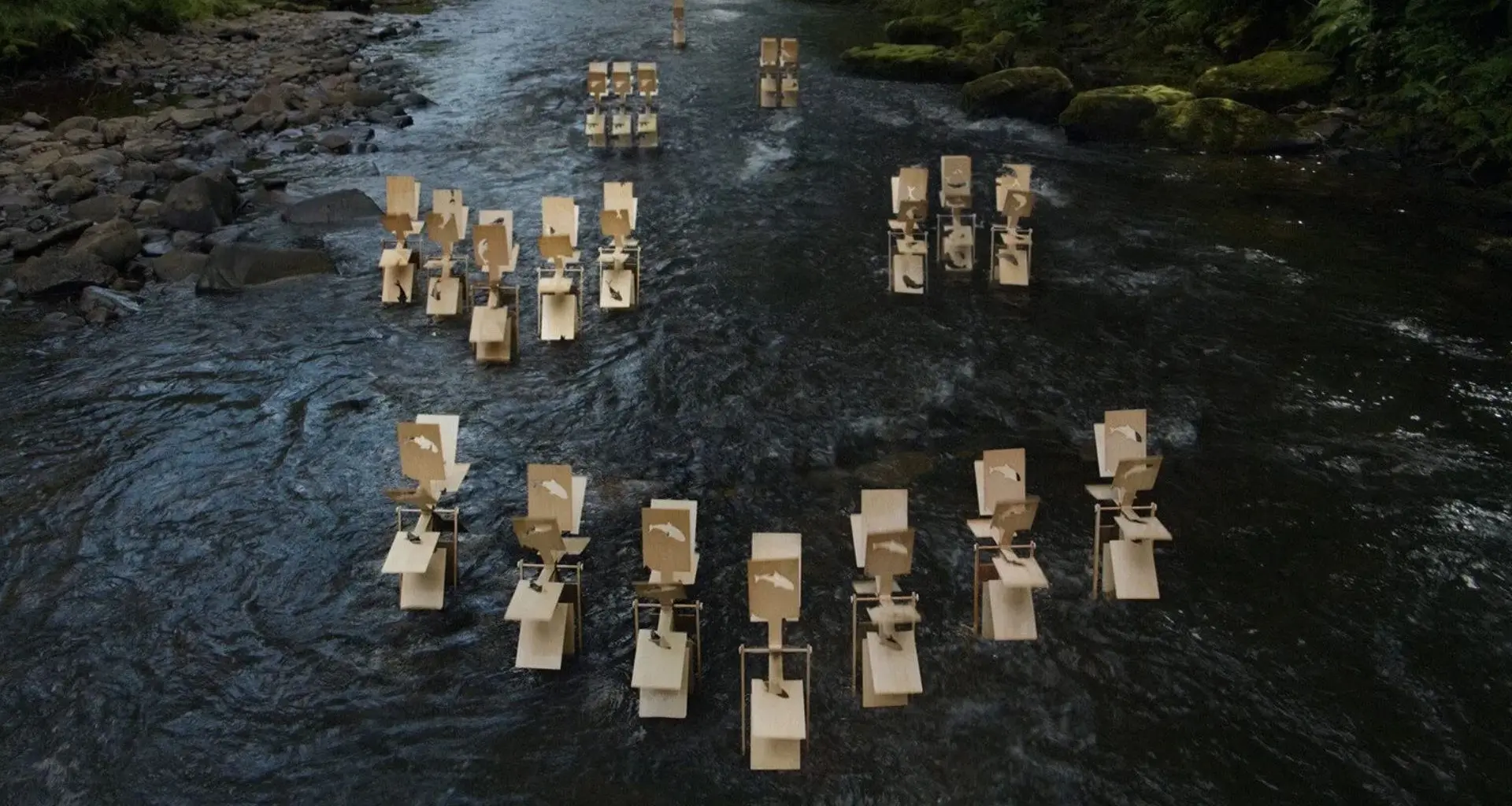 Esculturas giratórias transformam Rio Neath em obra de arte viva e cantante