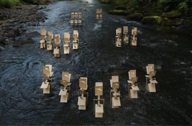 Esculturas giratórias transformam Rio Neath em obra de arte viva e cantante