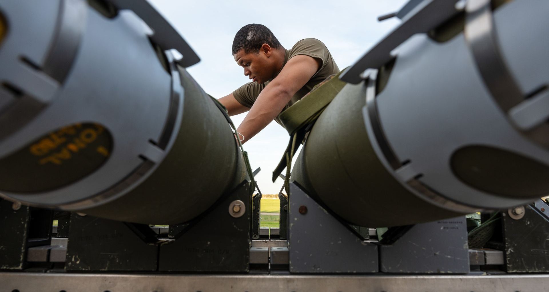 Bombas voadoras de 230kg nos B2 dos EUA: nova arma afunda navios como torpedo