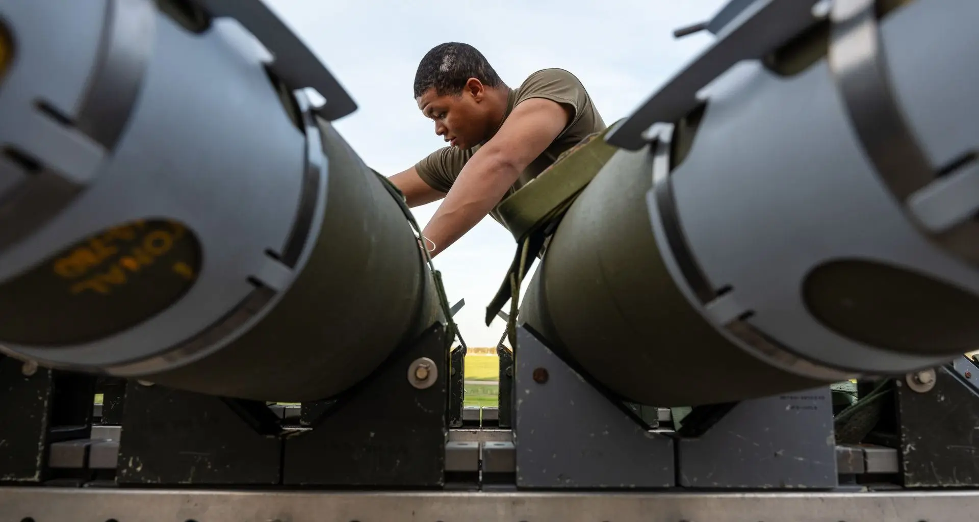 Bombas voadoras de 230kg nos B2 dos EUA: nova arma afunda navios como torpedo
