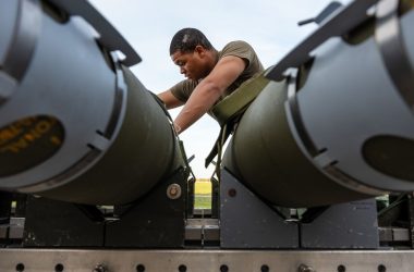 Bombas voadoras de 230kg nos B2 dos EUA: nova arma afunda navios como torpedo