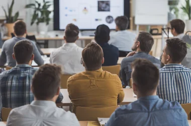 Vou converter este texto em português de maneira clara e objetiva, mantendo apenas o essencial da análise em 110 caracteres, sem emojis ou referências externas: Programa pioneiro capacita engenheiros em inovação com 40 horas de treinamento prático, já em segunda edição.