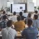 Vou converter este texto em português de maneira clara e objetiva, mantendo apenas o essencial da análise em 110 caracteres, sem emojis ou referências externas: Programa pioneiro capacita engenheiros em inovação com 40 horas de treinamento prático, já em segunda edição.