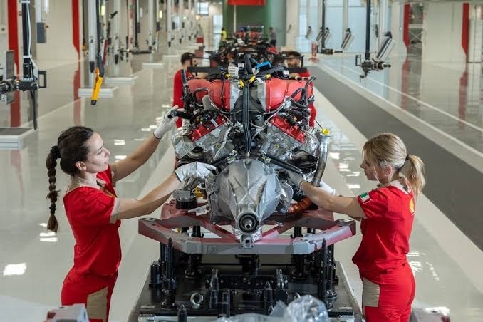 Luxo com algoritmos: Ferrari mistura IA e tradição para reinventar o futuro automotivo