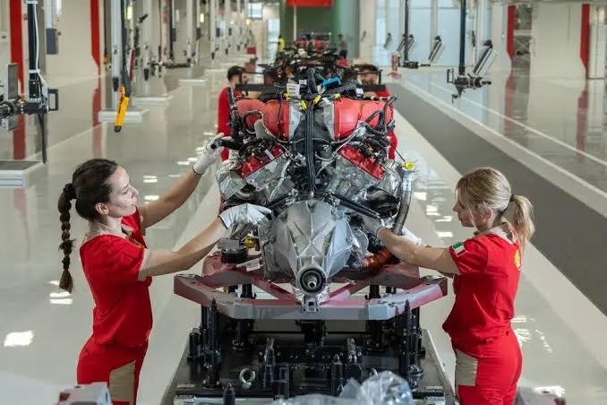 Luxo com algoritmos: Ferrari mistura IA e tradição para reinventar o futuro automotivo