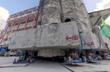 China faz prédio de 7.500 toneladas ‘andar’ pelas ruas — e mostra quem lidera a engenharia do século