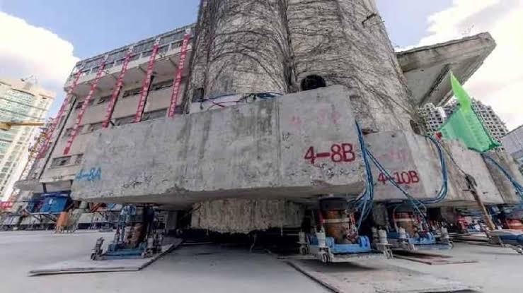 China faz prédio de 7.500 toneladas ‘andar’ pelas ruas — e mostra quem lidera a engenharia do século