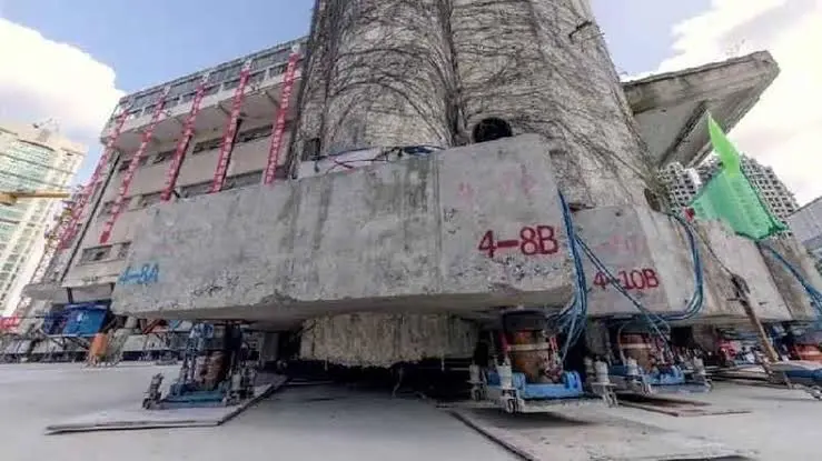 China faz prédio de 7.500 toneladas ‘andar’ pelas ruas — e mostra quem lidera a engenharia do século