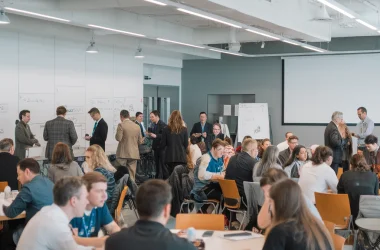 # Programa de Empreendedorismo na Engenharia 2025 ## Estrutura e Objetivos O Programa de Empreendedorismo na Engenharia 2025, criado pela Ordem dos Engenheiros - Região Norte e UPTEC, busca capacitar engenheiros para transformar ideias técnicas em negócios. Iniciado em 7 de janeiro de 2025, oferece formação híbrida de 40 horas para engenheiros iniciantes, estudantes e profissionais em transição. ## Temas e Metodologia