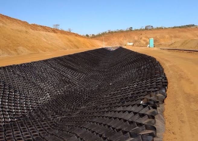 Geocélulas revolucionam controle de erosão em taludes: solução reduz em 84% custos de manutenção em rodovias