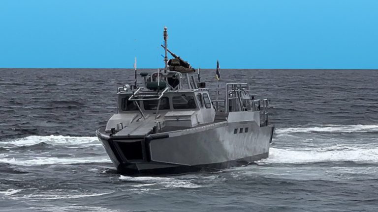 CB90: O Barco das Forças Especiais Feito para Velocidade e Ataque Surpresa