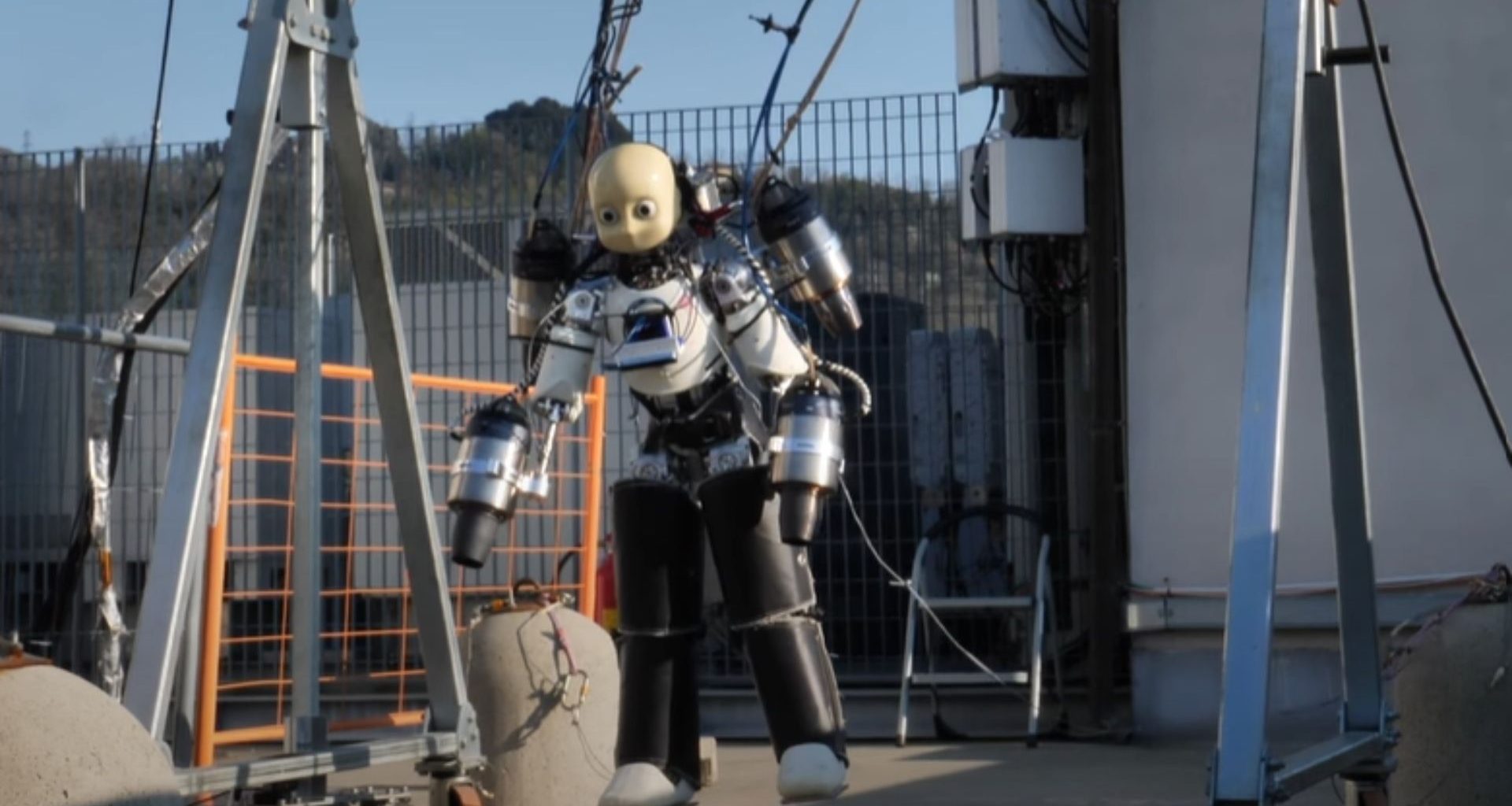Primeiro robô voador com corpo humano e motores a jato é revelado na Itália