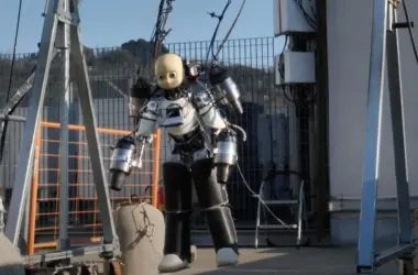 Primeiro robô voador com corpo humano e motores a jato é revelado na Itália