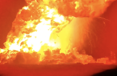 Mais um problema pra Elon Musk: nave Starship explode durante teste de lançamento