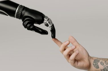 Momento histórico: influenciadores digitais com IA superam humanos em vendas ao vivo