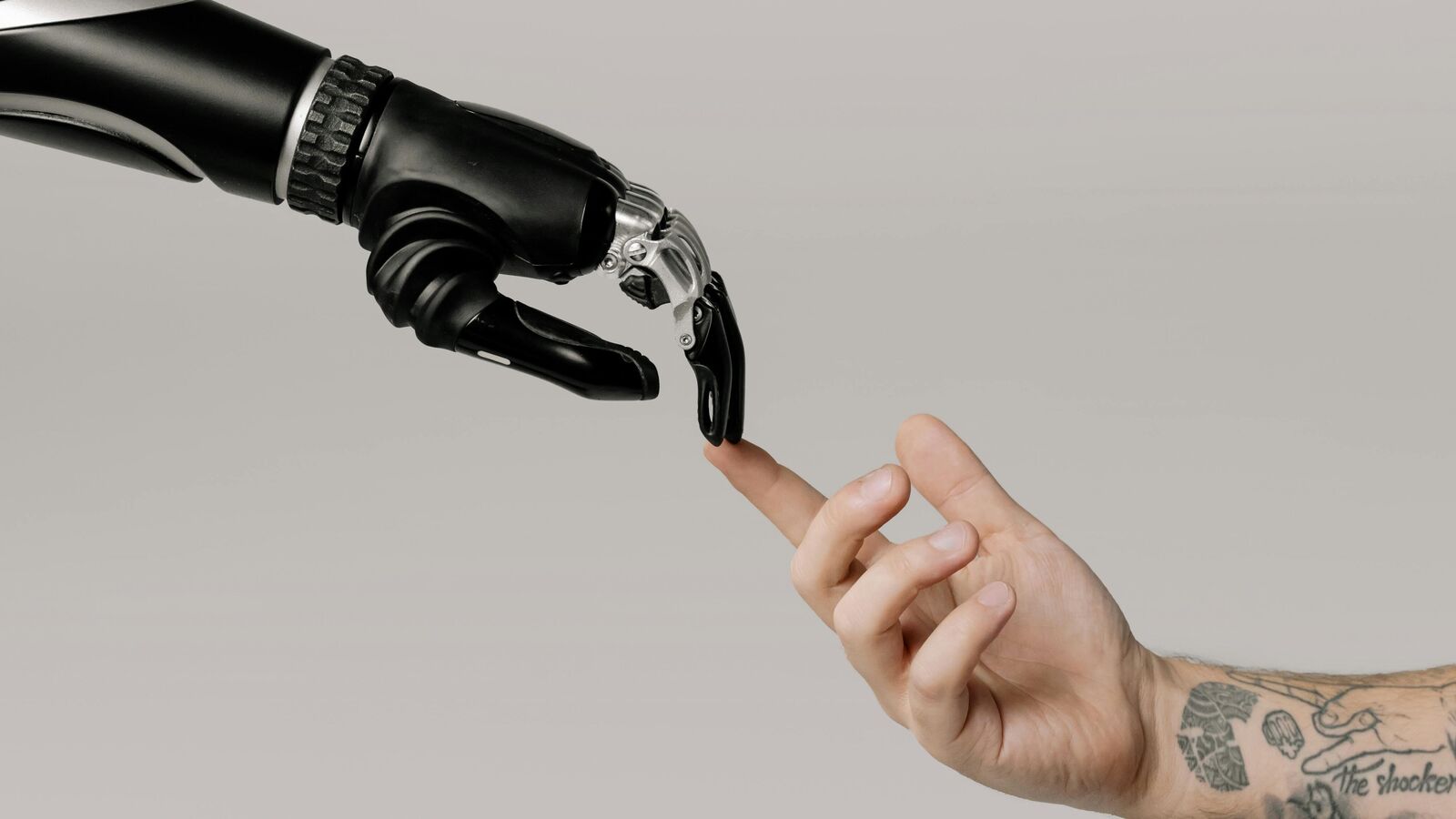 Momento histórico: influenciadores digitais com IA superam humanos em vendas ao vivo